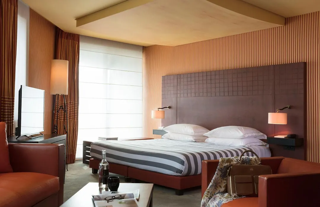 Hotel Square-1
